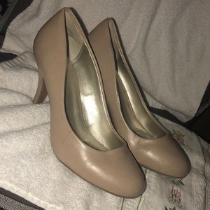 Nude pumps